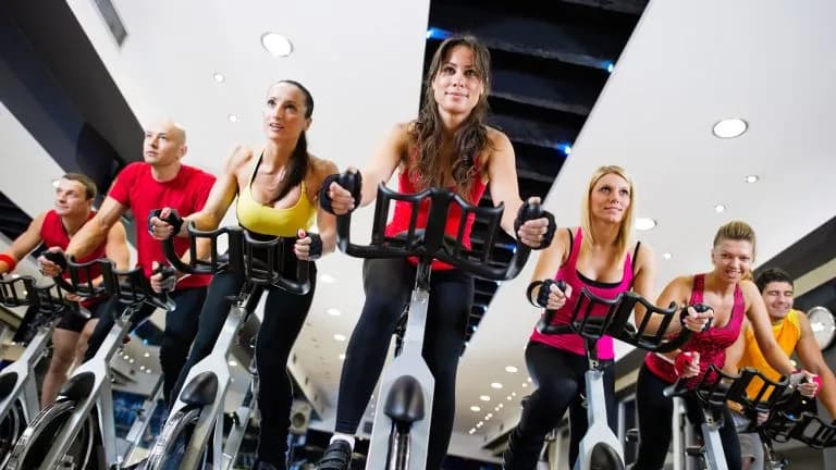 Spinning co to znaczy? Poznaj znaczenie w fitnessie i wędkarstwie